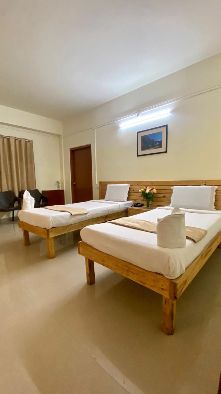 Hotel Travellers Inn Шиллонг Экстерьер фото