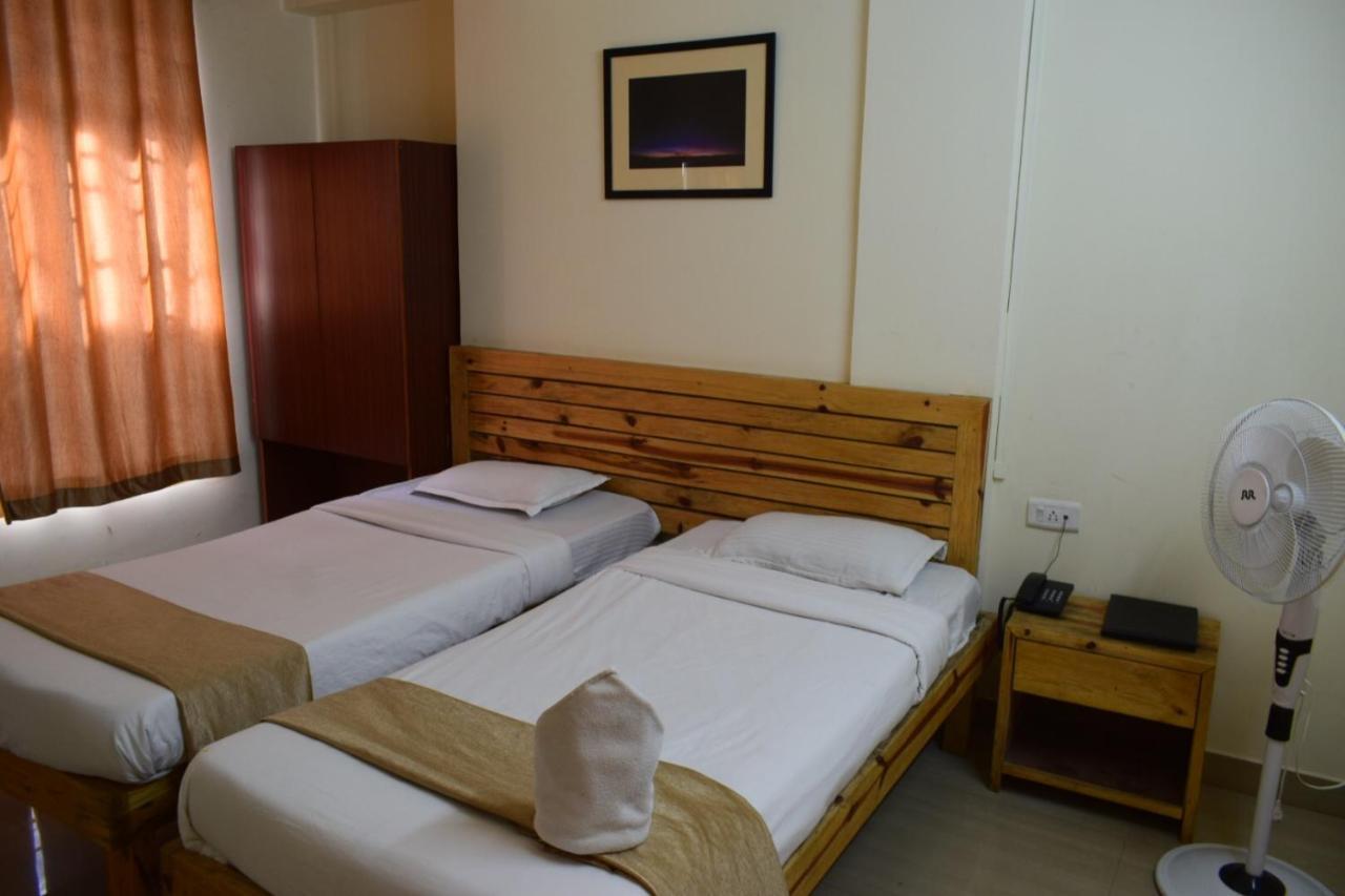 Hotel Travellers Inn Шиллонг Экстерьер фото
